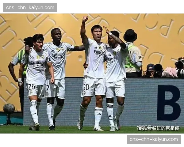 现场直击：皇马变阵三中卫应对拜仁边路冲击，安切洛蒂中场训话曝光