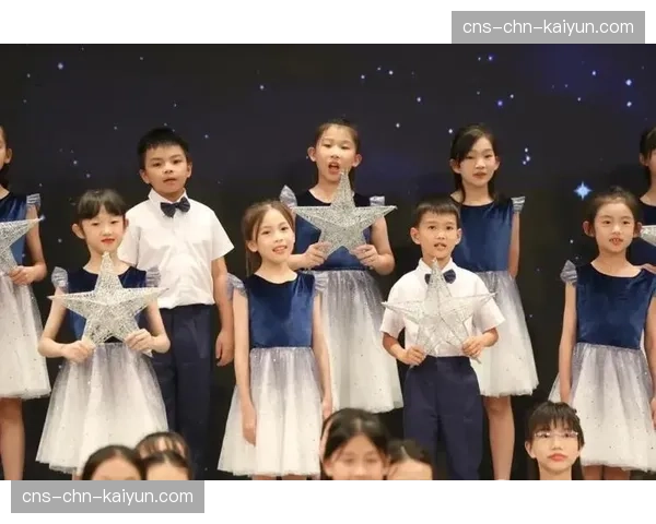 花絮：山东泰山主场赛后播放《夜空中最亮的星》，全场球迷打开手机灯光合唱